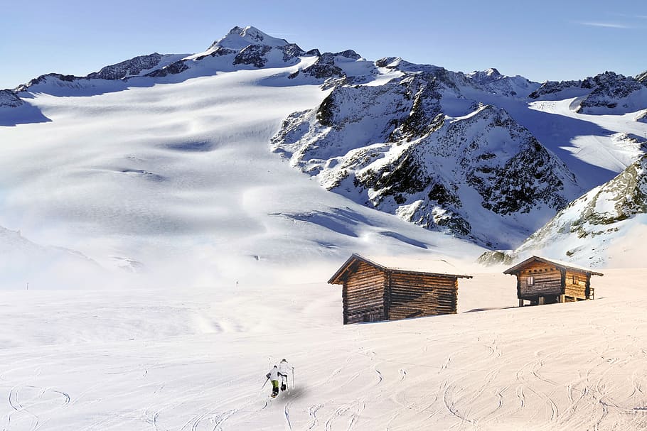 Due, persone, a piedi, campo di neve, verso, Casa, giorno, la neve, inverno, montagna, freddo, cima di montagna, panorama, natura, alpino, vertice, paesaggio, nevoso, catena montuosa, cielo, sci fuori pista, panoramico, invernale, montagne, paesaggio di montagna, immagine panoramica, umore, temperatura fredda, architettura, struttura costruita, scenics - natura, esterno dell'edificio, bellezza nella natura, capanna, ambiente, montagna innevata, costruzione, 4K