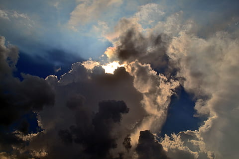 foto, matahari, tertutupi, awan, langit, cahaya, berawan, keajaiban, dramatis, keindahan, indah, langit biru, awan - langit, keindahan di alam, tidak ada orang, scenics - alam, alam, badai, cloudscape, lingkungan Hidup, ketenangan, di luar rumah, hari, sinar matahari, tampilan sudut rendah, langit yang dramatis, latar belakang, suasana, adegan yang tenang, angin, yg beralamat buruk, kekuatan di alam, iklim, 4K, CC0, domain publik, bebas royalti