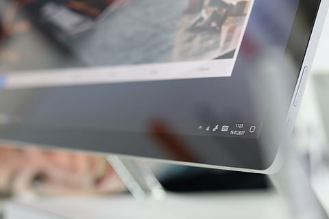 sølv, flad, skærm, overvåge, visning, menu linje, vinduer, microsoft, dataoverførsel, computer, farve, vindue, struktur, spionage, kontrollere, spionere på, firkant, beskyttelse, overflade, forretning, forstørrelsesglas, internet, hånd, operativ system, oS, flise, sikkerhed, baggrund, Søg, overvågning, multimedie, regulering, Frk, windows 10, vinde 7, mønster, farverig, touch screen, teknologi, meddelelse, trådløs teknologi, selektiv fokusering, tæt på, forbindelse, ingen mennesker, dag, computerskærm, bevægelse, udstyr, bærbar, indendørs, computerudstyr, computer netværk, 5K, CC0, offentligt domæne, royaltyfrie