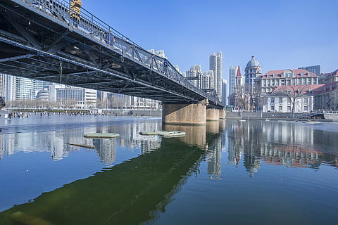 acque, riflessione, fiume, ponte, costruzione, tianjin, architettura, struttura costruita, acqua, esterno dell'edificio, cielo, lungomare, città, ponte - struttura fatta dall'uomo, connessione, natura, nessuno, mezzi di trasporto, giorno, cielo sereno, destinazioni di viaggio, all'aperto, edificio per uffici esterno, grattacielo, 1080P, CC0, dominio pubblico, privo di copyright