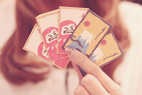 fotografia de tret macro, cinc, jugant, targetes, tret macro, fotografia, jugant a les cartes, dones, gent, celebració, mà humana, ètnia caucàsica, femelles, adult, una persona, primer pla, part del cos humà, infància, mà, a l'interior, nen, descendència, enfocament selectiu, jocs d’oci, activitat d'oci, sort, estils de vida, emoció, 1080P, CC0, domini públic, lliure de regalies