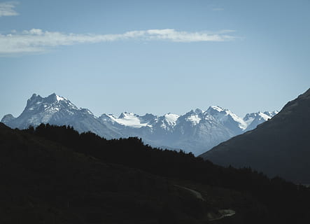 foto, montagna, giorno, la neve, capped, bianca, nuvole, blu, cielo, terra della lunga nuvola bianca, picco, nube, snow-capped, natura, catena montuosa, picco di montagna, paesaggio, Paesaggi, all'aperto, nessuno, scenics - natura, temperatura fredda, bellezza nella natura, inverno, scena tranquilla, ambiente, la tranquillità, scena non urbana, montagna innevata, nuvola - cielo, albero di conifere, 4K, CC0, dominio pubblico, privo di copyright