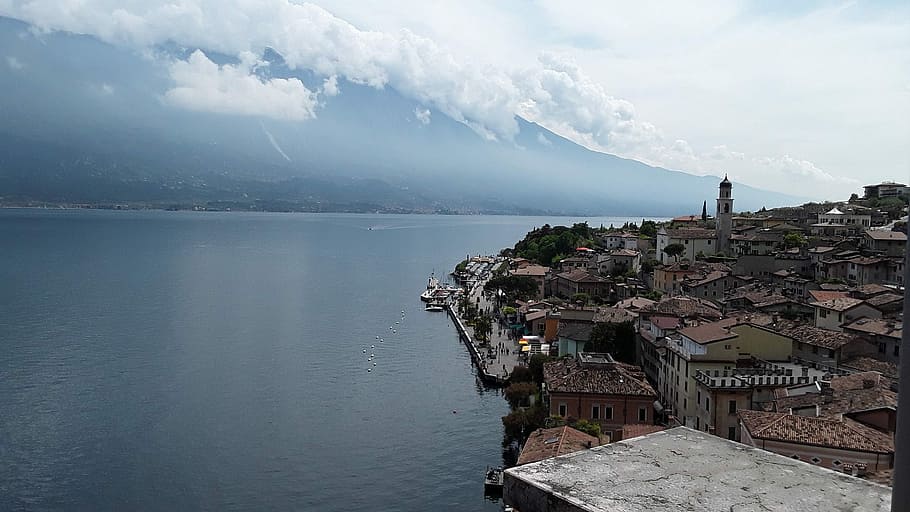 garda, limone, núvols, cel, llac, cel, llac, aigua, dia, mar, a l'aire lliure, naturalesa, arquitectura, exterior de l'edifici, edifici, ciutat, estructura construïda, núvol - cel, bellesa a la natura, terra, destinacions de viatge, escenics - natura, cap gent, viatjar, platja, paisatge urbà, llacuna, 1080P