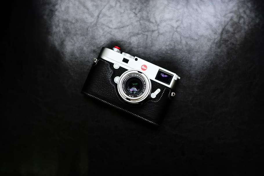 fotocamera reflex argento, fotocamera reflex nera, telecamera, attrezzatura fotografica, Leica, flatlay, nero, tecnologia, in stile retrò, in casa, singolo oggetto, avvicinamento, temi fotografici, macchina fotografica - attrezzatura fotografica, girato in studio, natura morta, nessuno, sfondo nero, nostalgia, direttamente sopra, colore nero, analogico, obiettivo - strumento ottico, vista dall'alto, tavolo, fotocamera reflex, 5K