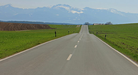 vej, dag tid, fjern, fremsyn, vision, bred, afstand, mål, transportmidler, miljø, landskab, himmel, bjerg, retning, rejse, jord, scenics - natur, natur, skønhed i naturen, græs, ikke-urbane scene, vejen frem, turisme, gade, landlige scene, rejsemål, rolig scene, faldende perspektiv, bjergkæde, ingen mennesker, udendørs, snedækket bjerg, 2K, CC0, offentligt domæne, royaltyfrie