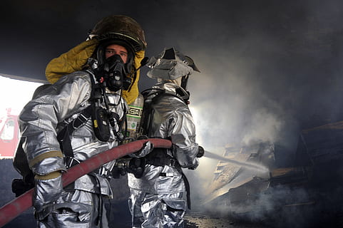 dos, bombers, celebració, mànega, bomber, foc, flames, fum, aigua, màscara d'oxigen, combatents, posar fora, perillós, foc - fenomen natural, fum - estructura física, pistola, arma, guerra, forces Armades, màscara protectora - roba de treball, ops, militar, exèrcit, especial, perill, uniforme, màscara de gas, OTAN, rifle, cremant, agressió, bomba d'hidrogen, forces especials, infanteria, roba de treball protectora, armilles antibales, soldat de l'exèrcit, operador, terrorisme, gas, Pol · lució, poder, flama, homes, protecció, barreteria, casc, casc de treball, adult, només homes, roba, senyal d'advertència, accidents i desastres, comunicació, gent, signe, ocupació, extinció, fumigació, a l'aire lliure, mànega d'incendis, treballador de rescat, 4K, CC0, domini públic, lliure de regalies