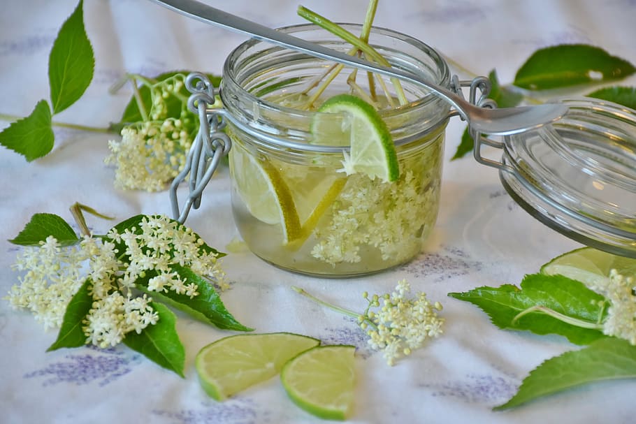 fotografia, suc de llimona, clar, flascó de vidre, major, flor de flotant, xarop, refresc, extintor de la set, suc de fruites, beure, suc, sucre, aigua, vidre, set, vitamines, calor, estiu, còctel, llimona, limone, menjar, frescor, fulla de menta - culinària, menjar i beguda, alimentació saludable, herba, full, benestar, planta, part de la planta, jar, vegetals, cap gent, a l'interior, fruita, contenidor, espècia, tir de l'estudi, vidre - material, cítrics, naturalesa, preparació, menjar mediterrani, 4K