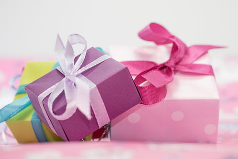 selektiver Fokus farbige Schmuckschatullen, Geschenk, gemacht, Paket, Schleife, Paketschleife, Weihnachten, Weihnachtsdekoration, geben, Advent, verpackt, Geschenkverpackung, Überraschung, Geschenke, Muttertag, Kindergeburtstag, Geburtstag, Dekoration, Freude, bunt, Farbe, Band - Nähartikel, Band, Bogen, gebundener Bogen, Box, Geschenkbox, Kasten - Behälter, Papier-, Feier, Nahansicht, drinnen, Geschenkpapier, pinke Farbe, Studioaufnahme, Emotion, Stillleben, keine Leute, Container, Valentinstag - Urlaub, lila, 4K, CC0, gemeinfrei, lizenzfrei