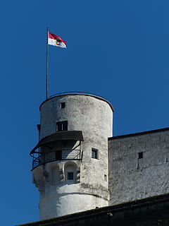 Torre, bandiera, Austria, castello, fortezza di Hohensalzburg, fortezza, punto di riferimento, salisburgo, collina cittadina, montagna della fortezza, merli, Luoghi di interesse, il castello del cavaliere, Medioevo, sublime, enorme, imponente, attrazione turistica, estrattore di folla, architettura, cielo, architettura ed edifici, posto famoso, blu, esterno dell'edificio, patriottismo, Inquadratura dal basso, orgoglio, nessuno, struttura costruita, cielo sereno, natura, giorno, costruzione, all'aperto, agitando, il passato, storia, indipendenza, icona nazionale, 4K, CC0, dominio pubblico, privo di copyright