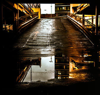 rampa de formigó marró, pou de l'aigua, carretera, bassal, Camí, carrer, barana, línia principal, arquitectura, estructura construïda, aigua, exterior de l'edifici, escala, naturalesa, il·luminat, reflexió, cap gent, transport, a l'aire lliure, connexió, edifici, pont, humit, el camí a seguir, pont - estructura feta per l'home, pluja, 2K, CC0, domini públic, lliure de regalies