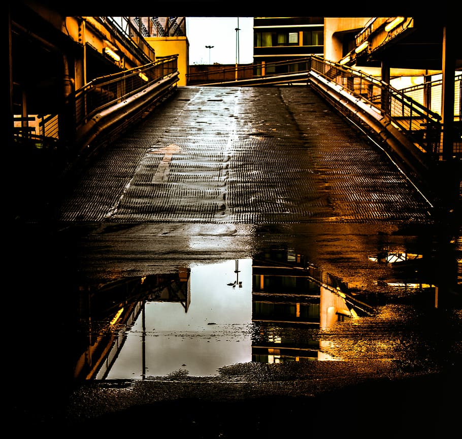rampa de formigó marró, pou de l'aigua, carretera, bassal, Camí, carrer, barana, línia principal, arquitectura, estructura construïda, aigua, exterior de l'edifici, escala, naturalesa, il·luminat, reflexió, cap gent, transport, a l'aire lliure, connexió, edifici, pont, humit, el camí a seguir, pont - estructura feta per l'home, pluja, 2K