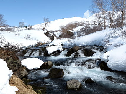 vandfald, kaskade, Grænseværdi, overløbskant, vinter, bjerg stream, bjerge, landskab, rejse, sten, natur, bjerglandskab, højland, bjergdal, højde, turisme, Kamchatka, vand, sne, sneen, skønhed i naturen, kold temperatur, scenics - natur, himmel, træ, dag, ro, ingen mennesker, rolig scene, hvid farve, plante, ikke-urbane scene, miljø, klippe, rock-objekt, flydende vand, snedækket bjerg, flyder, 1080P, CC0, offentligt domæne, royaltyfrie