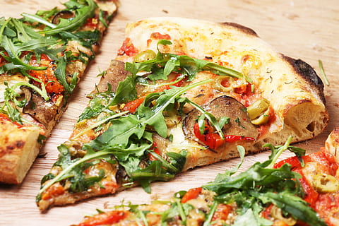 fette di pizza guarnite, grande, città, Pizza, cibo, cibo e bevande, freschezza, mangiare sano, verdura, pronto a mangiare, benessere, in casa, carne, messa a fuoco selettiva, avvicinamento, natura morta, nessuno, tavolo, rucola, erba, pomodoro, frutta, 5K, CC0, dominio pubblico, privo di copyright