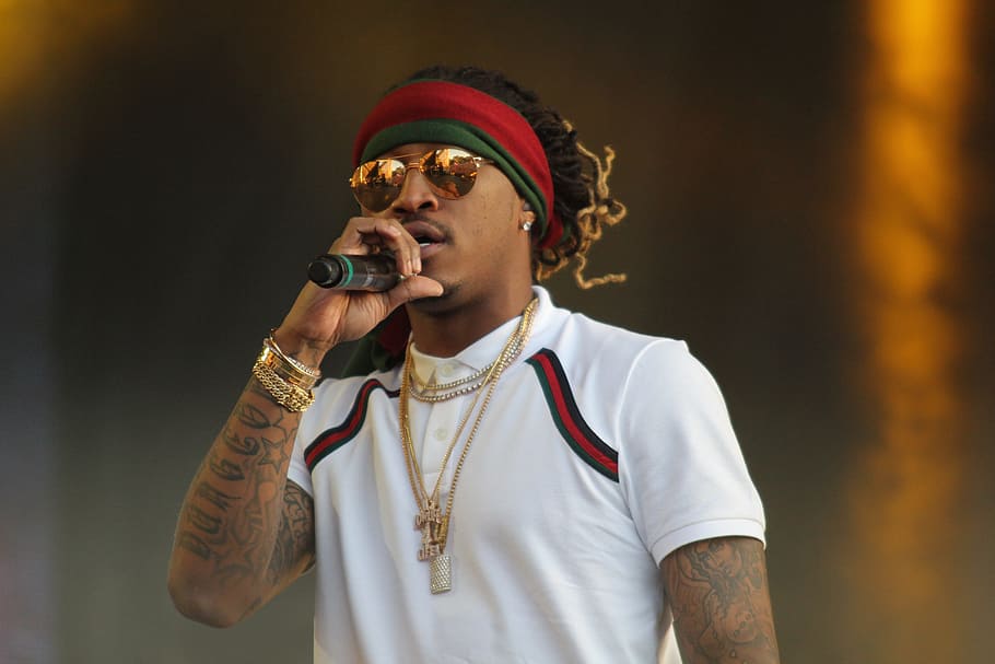 selektivní, zaměření fotografie člověka, hospodářství, mikrofon, hudba, rap, rapper, výkon, festival, hip hop, zpěv, zpívat, Zvuk, hudebník, hlas, píseň, zpěvák, koncert, zábava, umělec, muž, hudební, etapa, hlasitý, záznam, budoucnost, kačer, gucci, styl, médií, okeechobee, Florida, pas nahoru, pouze jeden muž, stojící, jedna osoba, čelní pohled, dospělý, šperky, muži, portrét, zaměřit se na popředí, střední dospělý, oblečení, tetování, obsazení, koukal, móda, hledá, uvnitř, rozjímání, 5K