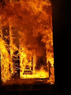 flamme, ild, helvede, brænding, brand - naturligt fænomen, varme - temperatur, natur, ingen mennesker, meddelelse, advarselsskilt, skilt, ulykker og katastrofer, orange farve, indendørs, glødende, arkitektur, hus, mørk, ødelæggelse, 2K, CC0, offentligt domæne, royaltyfrie