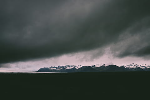 sníh, pokryté, hora, zataženo, den, horské alpy, stratocumulus, nebe, fotografie, mrak, horská pastvina, vrchol, bouřka, Příroda, mrak - nebe, počasí, scéna s oblaky, temný, dramatická obloha, zatažený, scén, náladový nebe, zlověstný, bouřkový mrak, déšť, nikdo, venku, krajina, meteorologie, krása v přírodě, studená teplota, zimní, zasněžené hory, životní prostředí, pohoří, scenics - příroda, klid, klidné scény, mimoměstské scény, horský vrchol, extrémní počasí, moci, 4K, CC0, veřejná doména, bez autorských práv