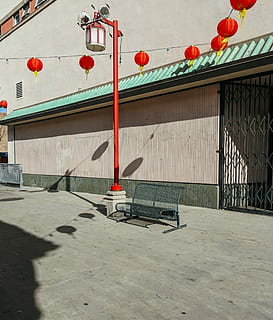 angetrieben, rot, Standleuchte, Weiß, Laternenpfahl, neben, schwarz, Bank, Gebäude, Laterne, Licht, Lampe, Sitz, Schatten, Türöffnung, Tor, Straße, städtisch, Stadt, Los Angeles, Chinatown, Rosa, Pflaster, Wand, gatw, gebaute Struktur, die Architektur, Gebäudehülle, Tag, keine Leute, Lichtanlage, draußen, Wandbau - Funktion, Natur, Sonnenlicht, Text, Zeichen, Kommunikation, Abwesenheit, hängend, 2K, CC0, gemeinfrei, lizenzfrei