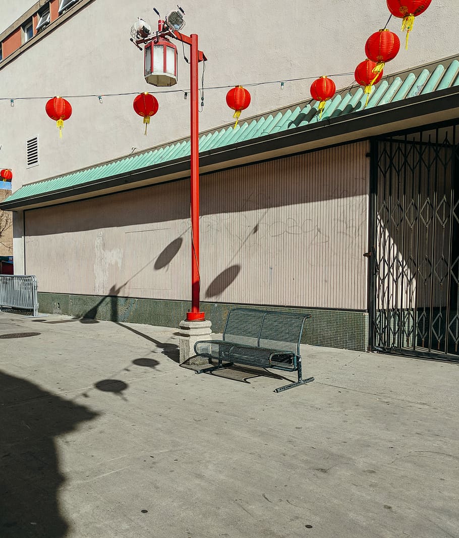 drevne, rød, soklampe, hvid, lys post, ved siden af, sort, bænk, bygning, lanterne, lys, lampe, sæde, skygge, døråbning, Port, gade, by-, by, los angeles, chinatown, lyserød, fortov, væg, bygget struktur, arkitektur, bygning udvendig, dag, ingen mennesker, belysningsudstyr, udendørs, murbygningsfunktion, natur, sollys, tekst, skilt, meddelelse, fravær, hængende, 2K