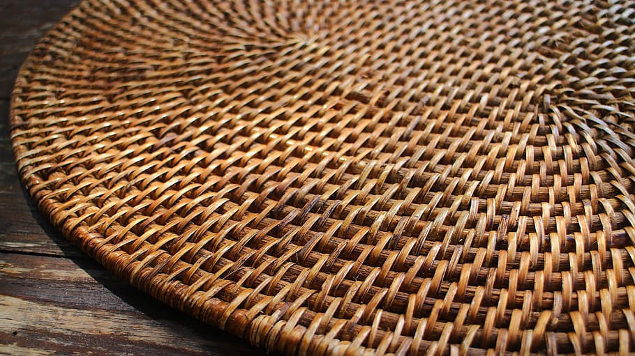 Marrone, tovaglietta di vimini, tovaglietta, bambù, scrivania, superficie, mobilia, struttura, modello, di vimini, nessuno, avvicinamento, legno - materiale, cestino, fotogramma intero, in casa, strutturato, vista dall'alto, sfondi, messa a fuoco selettiva, natura morta, design, contenitore, intrecciata, tavolo, mestiere, arte e artigianato, stuoia, 5K