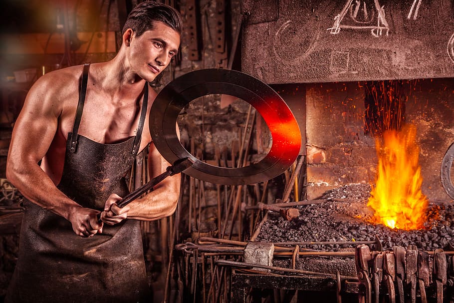 home, portar, negre, il·lustració de davantal, ferrer, foc, ferro, carbó, brillar, forn, calor, brases, schlieden, metall, acer, processament d’acer, la indústria siderúrgica, una persona, calor - temperatura, flama, foc - fenomen natural, cremant, adult, homes, a l'interior, construcció muscular, adult jove, home jove, força, mascles, estil de vida saludable, sense camisa, cintura cap amunt, part del cos humà, 5K