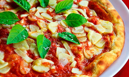 cibo, Pizza, formaggio, pomodoro, pizza, formaggio, al forno, pasto, cena, buongustaio, Mozzarella, basilico, verdura, pasta frolla, pranzo, cibo e bevande, cultura italiana, cucinato, freschezza, rinfresco, salsa saporita, fetta, avvicinamento, carne, spuntino, fatti in casa, in casa, pronto a mangiare, foglia, erba, cibo italiano, parte vegetale, prodotto caseario, nessuno, porzioni, piatto, natura morta, indulgenza, mangiare malsano, contorno, tentazione, foglia di menta - culinaria, vasellame, 2K, CC0, dominio pubblico, privo di copyright