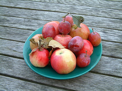 Apfel, Pflaumen, Obst, Essen und Trinken, gesundes Essen, Lebensmittel, Holz - Material, Wohlbefinden, Frische, Tabelle, Apfel - Frucht, rot, keine Leute, High Angle View, Stillleben, Blatt, große gruppe von gegenständen, Pflanzenteil, Nahansicht, Gruppe von Objekten, Tag, Schüssel, reif, 1080P, CC0, gemeinfrei, lizenzfrei