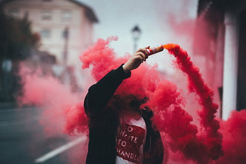 kişi, tutma, teneke kutu, duman, adam, kırmızı, işaret fişeği, sokak, kentsel, bulutlu, an, bomba, kapak, Tumblr, ruh hali, Kent, siyah, gömlek, bir kişi, silah kaldırdı, insan kolu, ön plana odaklanmak, belden yukarı, pembe renk, uzuv, yetişkin, yaşam, mimari, duman - fiziksel yapı, insan vücudu parçası, insan uzuv, önden görünüş, gün, el kaldırdı, 5K, CC0, kamu malı, telif ücretsiz