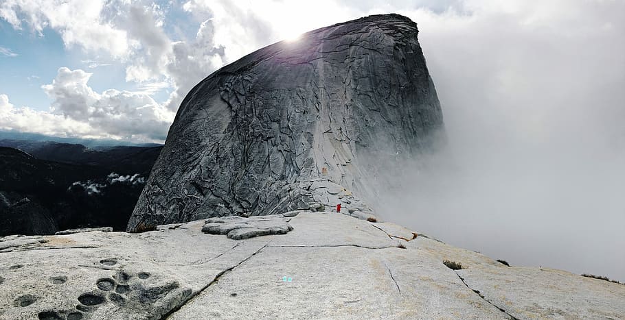tidsforløb fotografering, bakke, dækket, tåge, landskabsfotografering, rock formation, Sky, bjerg, sol, klippe, solnedgang, Nationalpark, Yosemite, halvkuppel, kvart dome, himmel, sky - himmel, solid, landskab, rock-objekt, natur, miljø, scenics - natur, geologi, vulkan, ikke-urbane scene, skønhed i naturen, jord, ingen mennesker, fysisk geografi, dag, rejsemål, udendørs, vulkansk krater, bjergtop, 4K