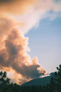 pohon, gunung, merokok, siang hari, foto, berawan, langit, awan, hutan, alam, awan - langit, di luar rumah, pemandangan, cloudscape, biru, keindahan di alam, cuaca, musim panas, tidak ada orang, asap - struktur fisik, scenics - alam, ketenangan, adegan yang tenang, tampilan sudut rendah, menanam, matahari terbenam, adegan non-urban, lingkungan Hidup, hari, idilis, polusi, polusi udara, 5K, CC0, domain publik, bebas royalti