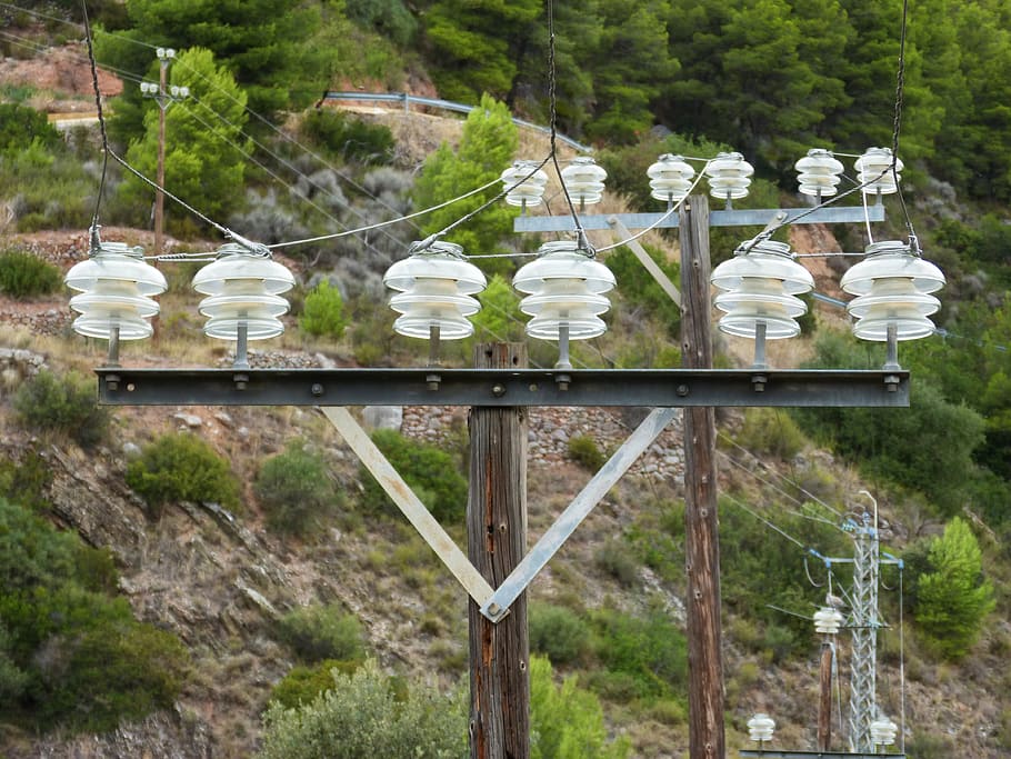 linea elettrica, isolatori, prospettiva, albero, pianta, nessuno, giorno, natura, terra, connessione, concentrarsi sulle conoscenze acquisite, all'aperto, crescita, metallo, mezzi di trasporto, ringhiera, sicurezza, foresta, la tranquillità, attrezzatura per l'illuminazione, acqua, 4K