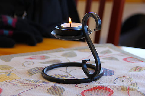 masa, stil, clasic, veioză, ușoară, deco, decor, lumânare, suedez, Suedia, Tallberg, Scandinavia, Europa, în interior, nici o persoana, a închide, față de masă, ardere, să se concentreze asupra primelor elemente, flacără, ochelari, foc, natură moartă, ochelari de vedere, iluminat, pat, mobila, finanţa, artă și sculptură, temperatura - temperatură, model, 2K, CC0, domeniu public, fără drepturi de autor
