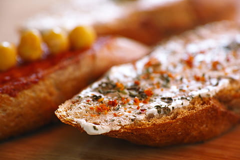 pa, formatge, fregit, esmorzar, menjar, pa rostit, fer un pícnic, al matí, cuina, salut, bon dia, taula, fons, alimentació saludable, menjar saludable, berenar, dieta, primer pla, foto de menjar, foto del producte, cafeteria, nutrició, macro, foto, fotografia, restaurant, fresc, estil de vida saludable, bonic, menjar i beguda, frescor, fruita, cap gent, vegetals, benestar, tall, enfocament selectiu, material de fusta, tir de l'estudi, llest per menjar, centrar-se en primer pla, al forn, producte diari, menjar francès, pa marró, enfocament suau, menjar vegetarià, 4K, CC0, domini públic, lliure de regalies