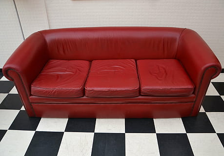 rosso, divano 3 posti in pelle, 3 posti, sedia, posto a sedere, divano, interno, mobilia, nessuno, camera, vuoto, moderno, design, casa, posti a sedere, ufficio, sedia da ufficio, parete, seduta, casuale, piazze, bianco e nero, pavimento, lavoro, posto, confortevole, stanza domestica, arredamento, in casa, cuscino, lusso, eleganza, appartamento, decorazione, assenza, pavimentazione, poltrona, ombra, sala d'attesa, soggiorno, singolo oggetto, rilassamento, pelle, motivo controllato, accogliente, 4K, CC0, dominio pubblico, privo di copyright