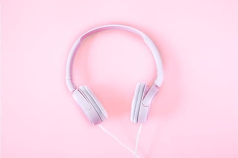 auriculares, rosado, blanco, tecnología, música, equipo, solo objeto, color rosa, fondo rosa, nadie, negocio, de cerca, belleza, adentro, foto de estudio, fondo de color, naturaleza muerta, copia espacio, vista de alto ángulo, metal, directamente arriba, separar, suministros de oficina, mesa, conexión, oficina, fuente de alimentación, 4K