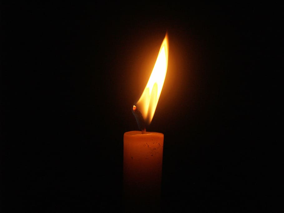 espelma cònica il·luminada, llum, mort, memorial, aïllat, cera, resant, blanc, il·luminat, pèrdua, pau, brillant, groc, la vida, símbol, nit, celebració, cera d'abelles, vell, Nadal, negre, nostàlgia, amor, espiritualitat, equipament, fosc, fusió, objecte, flama, Església, espelmes, esperança, color, foc, memòries, religió, escena, fons, romanç, vela, solter, calor, tranquil, conceptes, tristesa, cremant, idees, foc - fenomen natural, calor - temperatura, fons negre, tir de l'estudi, a l'interior, primer pla, naturalesa, cap gent, còpia espai, sol objecte, color taronja, habitació fosca, lluminositat, 2K