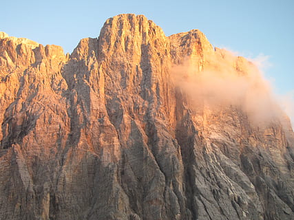 motxilla, binoculars, sol, posta de sol, wan, atmosfera, naturalesa, cel, muntanyes, cim, escalar, civetta, llum de fons, refugi, paisatge, llum solar, cap de setmana, núvols, il·luminació, cims de muntanya, humor, escènic, brillant, harmonia, tardor, estiu, romàntic, pintoresca, atmosfèric, rock, escenics - natura, bellesa a la natura, rock - object, formació de roca, muntanya, escena tranquil·la, sòlid, escena no urbana, tranquil·litat, Serra, geologia, geografia física, remot, medi ambient, dia, idíl·lic, formació, cap gent, erosionat, clima, a l'aire lliure, clima àrid, cim de muntanya, 2K, CC0, domini públic, lliure de regalies