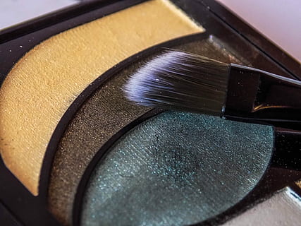 perie, machiaj, umbre, produse cosmetice, Eyeshadow, a închide, pensula de machiaj, Modă, accesoriu personal, nici o persoana, în interior, zi, natură moartă, culoare neagră, masa, să se concentreze asupra primelor elemente, vedere în unghi mare, artă și sculptură, echipament, pensulă, tehnologie, muzică, arta culturii și divertismentului, un singur obiect, lemn - material, ambarcațiune, selectiv, artă și artizanat, 5K, CC0, domeniu public, fără drepturi de autor