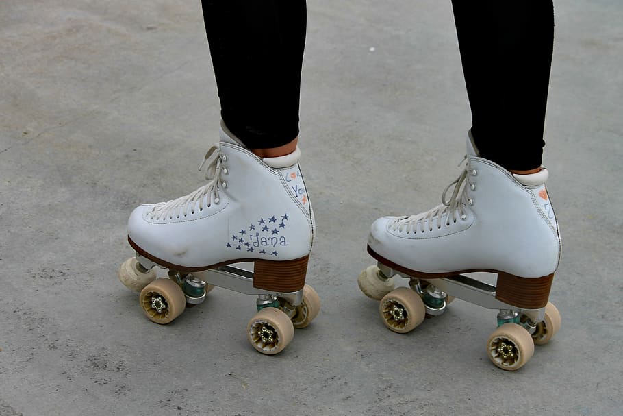 osoba, nošení, pár, bílý, kolečkové brusle, bruslaři, jízda na bruslích, výcvik, sport, volný čas, rekreační sporty, jezdec na kolečkových bruslích, běh, venkovní, zábava, válec, dívka, válečkové sporty, hnutí, přestěhovat se, elegantní, roll art vlak, kluziště, sportovní, zdatnost, nízká sekce, lidská noha, boty, část lidského těla, část těla, jedna osoba, stojící, lidská končetina, končetina, den, móda, dospělý, zimní sport, venku, detail, volnočasové aktivity, bílá barva, 4K