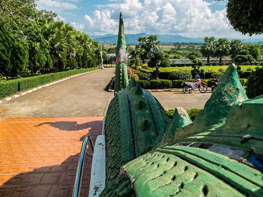 tempel, kompleks, drager, skulptur, templet kompleks, trappe, nord thailand, berømte sted, arkitektur, historie, gammel, kulturer, udendørs, monument, arkitektur og bygninger, stenmateriale, landbrug, Mark, træ, grøn farve, landlige scene, dag, plante, himmel, natur, sky - himmel, sollys, vækst, transportmidler, tilfældige mennesker, transportform, land køretøj, landskab, jord, vej, 4K