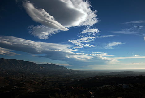 skyer, blå himmel, landskab, overskyet, costa del sol, himmel, sky - himmel, miljø, bjerg, natur, ingen mennesker, skønhed i naturen, scenics - natur, udendørs, dag, flyvende, arkitektur, bjergkæde, blå, luftfoto, hvirveldyr, rolig scene, bygning udvendig, sollys, 4K, CC0, offentligt domæne, royaltyfrie