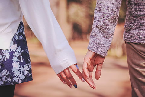 dos, personas, vistiendo, manga larga, parte superior, conmovedor, manos, largo, gente, mujer, adulto, grupo de personas, mano humana, hembras, etnia caucásica, hombres, al aire libre, unión, tomados de la mano, persona irreconocible, trabajo en equipo, parte de, negocio, en pie, grupo multiétnico, estilos de vida, dos personas, parte del cuerpo humano, patriotismo, mano, emoción positiva, emoción, amor, sección en medio, centrarse en primer plano, pareja - relación, pareja heterosexual, día, patrón floral, 1080P, CC0, dominio público, libre de derechos