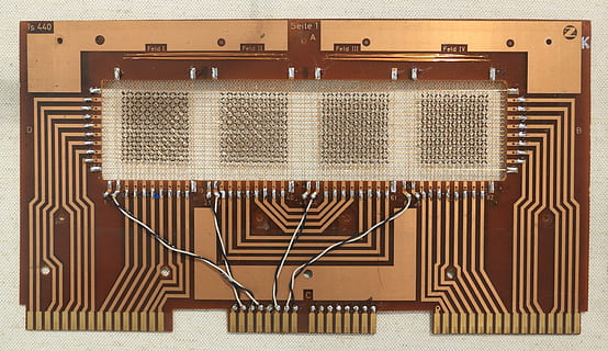 matériel informatique, pcb, imprimé, ordinateur, Matériel, circuit, planche, coeur, Mémoire, magnétique, La technologie, Industrie électronique, métal, câble, personne, arrière-plans, rayé, modèle, à l'intérieur, marron, directement au-dessus, table, la communication, équipement, moderne, lien, construction de murs, fermer, Cadre, la musique, acier, culture artistique et divertissement, alliage, équipement électrique, 4K, CC0, domaine public, libre de droits