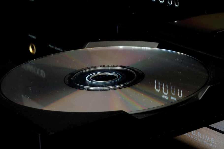 reproductor de CD's, música, sistema, àudio, cd, sistema de música, hifi, kenwood, taula giratòria, passat de moda, a l'interior, pel·lícula, cap gent, primer pla, tecnologia, cultura i entreteniment artístic, temes de fotografia, reflexió, cercle, vista d’angle alt, forma, disc compacte, color negre, equipament, forma geomètrica, equip fotogràfic, centrar-se en primer pla, modern, habitació domèstica, equipament elèctric, 2K