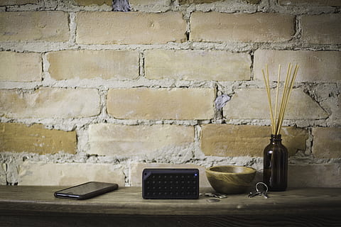 negre, smartphone, escriptori, bluetooth, altaveu, electrònica, tecnologia, música, so, clau, mòbil, telèfon, gadget, casa, interior, funció de construcció de parets, a l'interior, paret, paret de maó, cap gent, maó, connexió, comunicació, taula, ordinador, natura morta, tecnologia sense fils, mobles, equipament, arquitectura, contenidor, 4K, CC0, domini públic, lliure de regalies