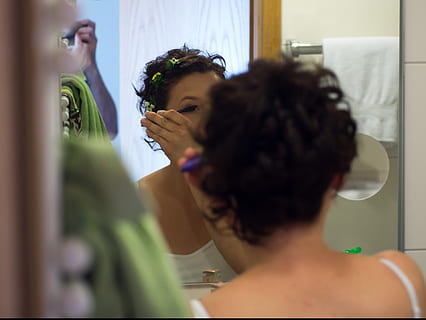 Frau, gegenüber, Vorderseite, Spiegel, bilden, Kosmetika, Bürste, bewirbt sich, Wimperntusche, eine Person, drinnen, Kopfschuss, Reflexion, echte Menschen, selektiver Fokus, Erwachsene, Porträt, Rückansicht, Lebensstile, Wohnraum, Haar, Frisur, Badezimmer, Frauen, Zuhause, häusliches Badezimmer, schöne Frau, 1080P, CC0, gemeinfrei, lizenzfrei