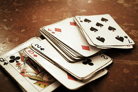dek, bermain, kartu-kartu, coklat, kayu, meja, teratas, bermain kartu, meja kayu, Top table, surat, permainan, tidak ada orang, merapatkan, hari, dalam ruangan, game rekreasi, perjudian, keberuntungan, budaya seni dan hiburan, masih hidup, relaksasi, kesempatan, tampilan sudut tinggi, kegiatan waktu luang, permainan kesempatan, poker - permainan kartu, jumlah, fokus pada latar depan, bentuk hati, 4K, CC0, domain publik, bebas royalti