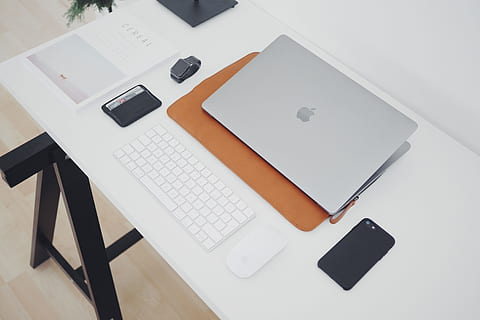 kontor skrivebord, bærbar, kontor, desktop, iphone, teknologi, computer, design, designer, tastatur, markedsføring, minimal, telefon, tech, arbejde, arbejdsområde, skrivebord, computer tastatur, forretning, bord, indendørs, ingen mennesker, computermus, computerskærm, desktop pc, moderne, pc, trådløs teknologi, meddelelse, computerudstyr, forbindelse, møbel, høj vinkel visning, pen, stilleben, 4K, CC0, offentligt domæne, royaltyfrie