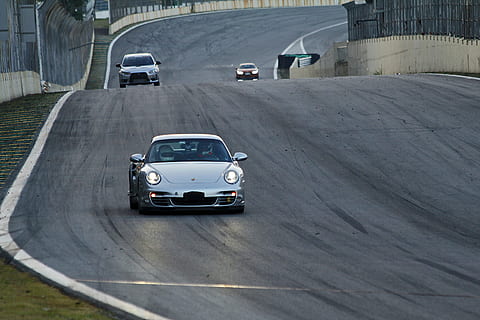 voiture d'argent, milieu, rue de rue, Porsche, Piste, 911, évolution, transport, voiture, véhicule à moteur, mode de transport, véhicule terrestre, route, mouvement, vue grand angle, Voyage, ville, journée, personne, architecture, en mouvement, Autoroute, trafic, rue, en plein air, signe, voyage sur la route, 5K, CC0, domaine public, libre de droits