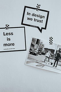 tarjetas, citas, blanco y negro, foto, computadora portátil de plata, inspirador, plata, ordenador portátil, espacio de trabajo, lugar de trabajo, computadora, citar, motivacional, lema, texto, nadie, recordatorio, adentro, día, escritura occidental, comunicación, papel, naturaleza muerta, mesa, de cerca, tecnología, gran grupo de objetos, firmar, pared - característica de la construcción, marco, cuadro, vista de alto ángulo, número, guión, representación humana, información, 4K, CC0, dominio público, libre de derechos