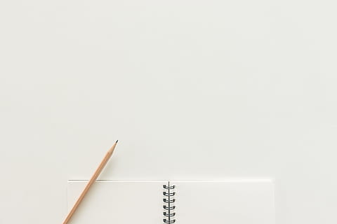 notebook, tužka, pracovního prostoru, papír, poznámkový blok, studio shot, kopie prostor, uvnitř, bílé pozadí, nikdo, jednoduchost, stálý život, bílá barva, text, dva objekty, jeden objekt, sdělení, detail, tvořivost, kancelář, umění a řemesla, 5K